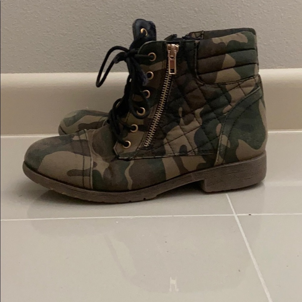 Boots - Picture 4 of 4